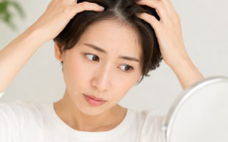顔のたるみは頭皮が原因？